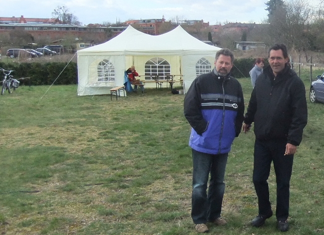 Osterfeuerspezialist Jürgen Drews (im Bild rechts)